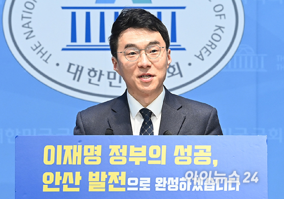 김남국 더불어민주당 대변인이 9일 서울 여의도 국회 소통관에서 안산갑 국회의원 보궐선거 출마선언 기자회견을 하고 있다. [사진=곽영래 기자]