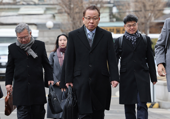 국회 측 탄핵소추 대리인단 공동대표인 김이수 변호사가 25일 오후 서울 종로구 헌법재판소 심판정에서 열린 윤석열 대통령 탄핵 심판 11차 변론에 출석하고 있다. 2025.2.25 [사진=연합뉴스]