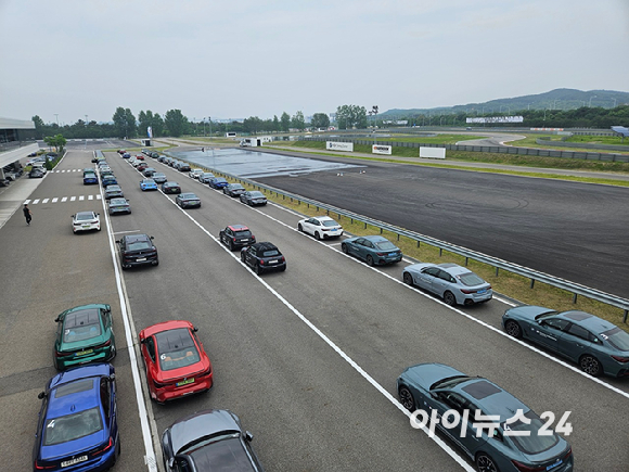 BMW 인스트럭터가 26일 인천 영종도 BMW 드라이빙 센터에 마련된 코스에서 '카운터스티어링' 기술을 선보이고 있다. [사진=설재윤 기자]