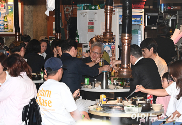 젠슨 황 엔비디아 최고경영자(CEO)가 5일 서울 마포구 서교동의 한 고깃집에서 최태원 SK회장, 구광모 LG회장, 이해진 네이버 의장과 삼겹살 회동을 하고 있다. [사진=곽영래 기자]