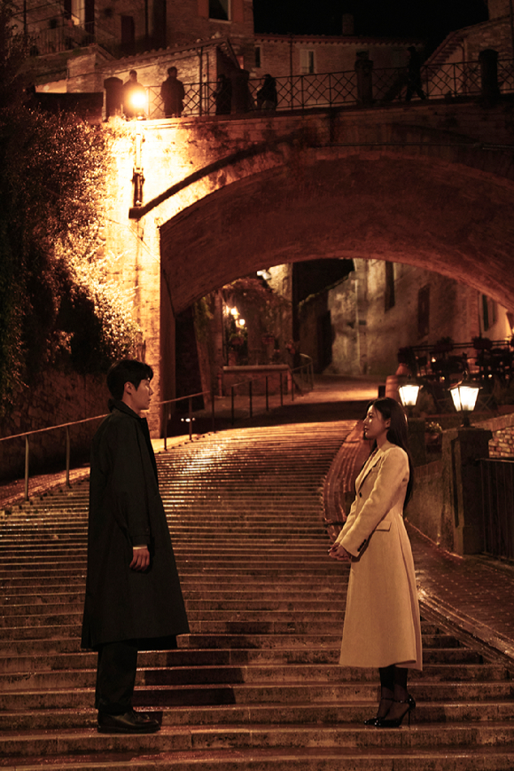 배우 김선호, 고윤정이 넷플릭스 시리즈 '이 사랑 통역 되나요?'에서 호흡을 맞추고 있다. [사진=넷플릭스]