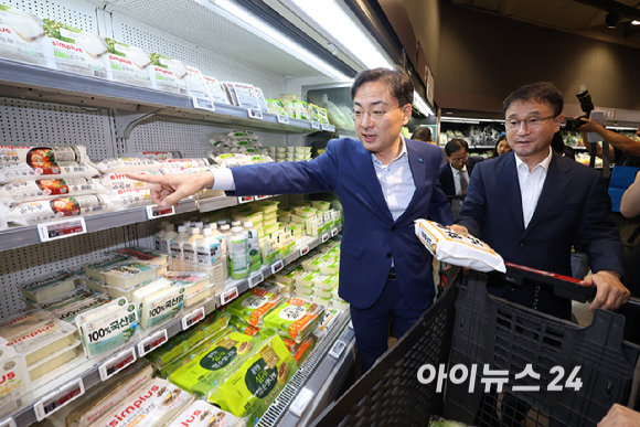 조국혁신당 신장식 대표(왼쪽)와 더불어민주당 한병도 당대표 직무대행 겸 원내대표가 13일 서울 강서구 홈플러스 강서점에서 홈플러스 '우리동네 홈플러스, 우리가 살려요!' 캠페인 후 장을 보고 있다. [사진=곽영래 기자]