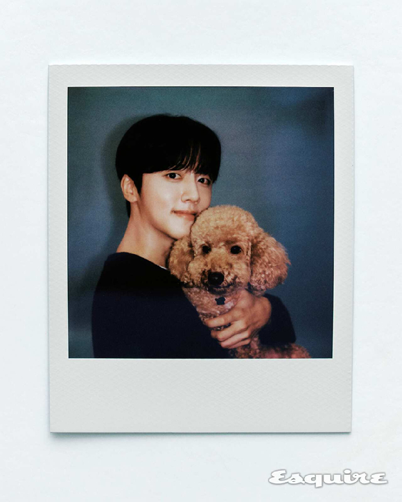 SF9 영빈이 반려견과 에스콰이어 웰니스 화보 촬영에 임하고 있다. [사진=에스콰이어]