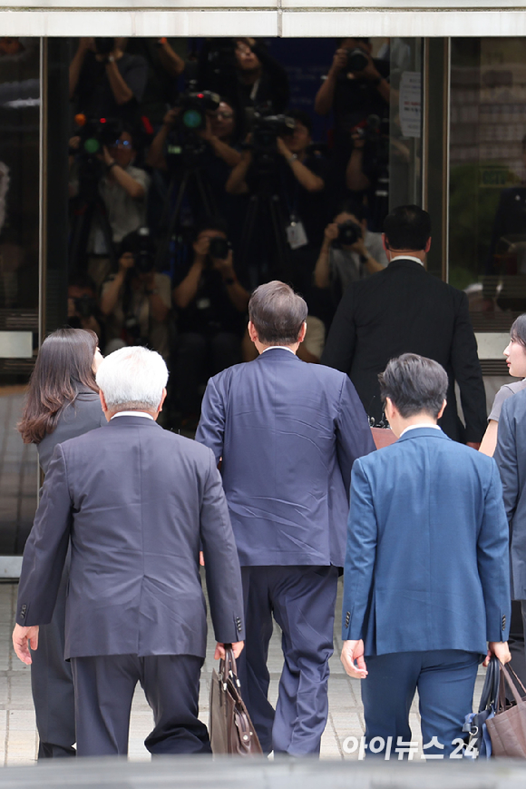 12·3 비상계엄과 관련해 특검의 수사를 받는 윤석열 전 대통령이 두 번째 구속 전 피의자 심문(영장실질심사)을 받기 위해 9일 오후 서울 서초구 중앙지법으로 출석하고 있다. [사진=사진공동취재단]