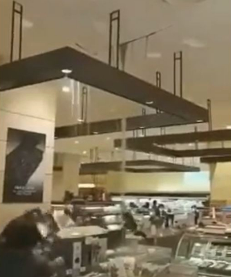 신세계백화점 강남점 1층 식품관에서 누수사고가 발생했다.  [사진=독자제공]