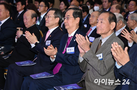 한덕수 국무총리와 이종호 과학기술정보통신부 장관이 21일 오후 서울 강남구 역삼동 한국과학기술회관에서 열린 2023년 과학·정보통신의날 기념식에서 박수치고 있다. [사진=김성진 기자]