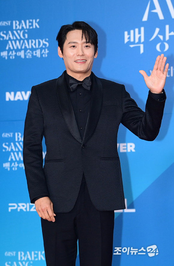 배우 최대훈이 5일 오후 서울 삼성동 코엑스에서 열린 제61회 백상예술대상 시상식 레드카펫 행사에 참석하고 있다. [사진=정소희 기자]