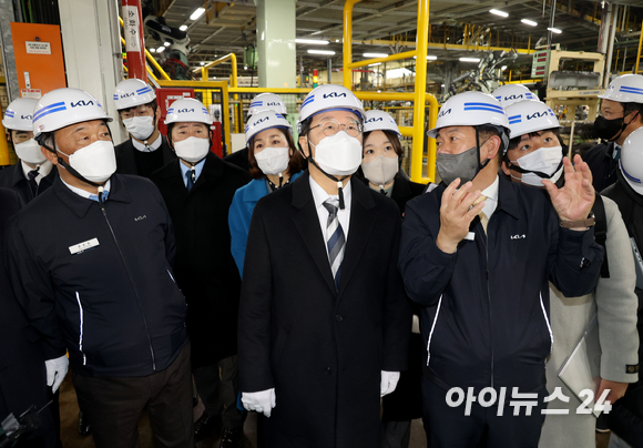 이재명 더불어민주당 대선후보가 4일 오전 경기도 광명 기아자동차 공장을 방문해 최준영 부사장과 유철희 공장장의 안내를 받으며 공장을 둘러보고 있다. [사진=국회사진취재단]