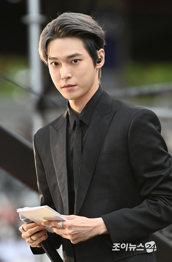 그룹 NCT 도영이 18일 오후 서울 송파구 서울올림픽주경기장에서 열린 '제28회 드림콘서트'에 MC로 참석하고 있다. [사진=정소희 기자]