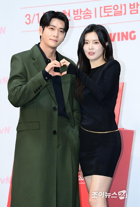 배우 강태오와 이선빈이 27일 오후 서울 구로구 라마다 신도림에서 열린 tvN 새 토일드라마 '감자연구소' 제작발표회에 참석하고 있다. [사진=정소희 기자]