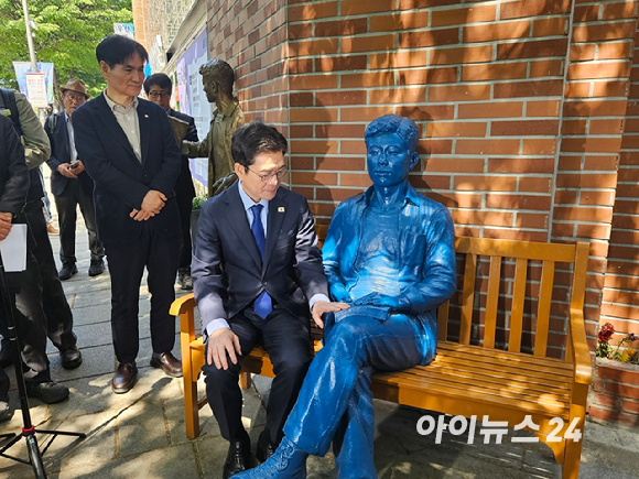 정원오 더불어민주당 서울시장 후보가 30일 서울 종로구 전태일기념관 앞에서 노동공약을 발표하고 있다. [사진=홍성효 기자]