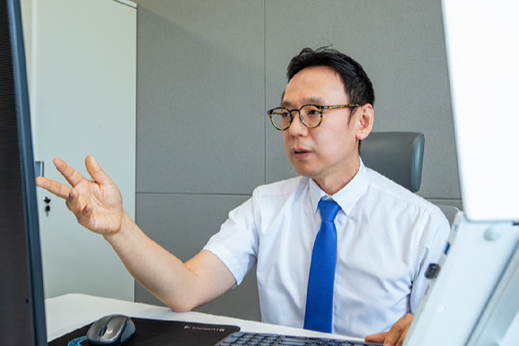 이진형 KT AX사업본부장 상무가 '모두의 AI' 사업 전략에 대해 설명하고 있다. [사진=KT]