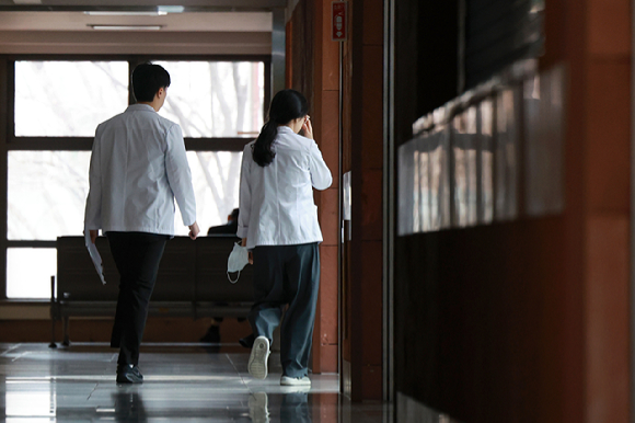 지난 2일 서울 시내 한 대학병원에서 의료진이 이동하고 있다. [사진=연합뉴스]