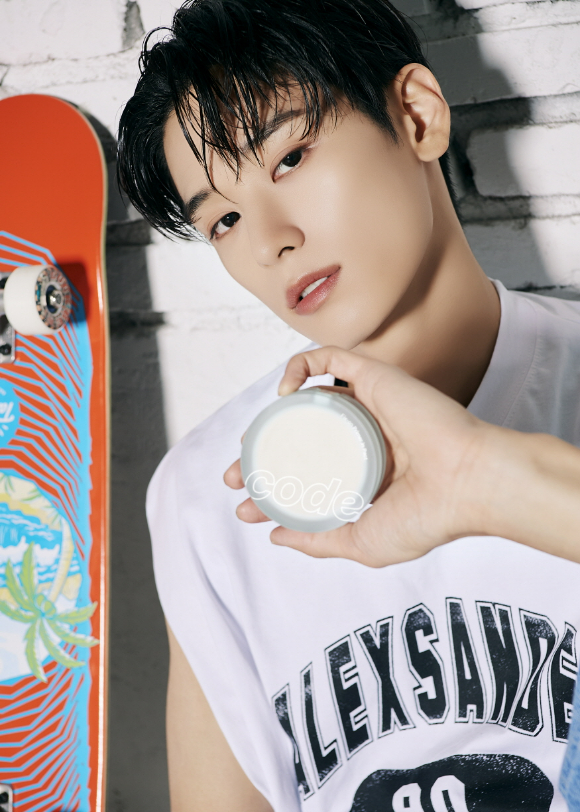 LG생활건강은 메이크업 브랜드 코드 글로컬러의 새로운 앰배서더로 아이돌그룹 더보이즈(THE BOYZ) 멤버 주연을 발탁했다. [사진=LG생활건강]