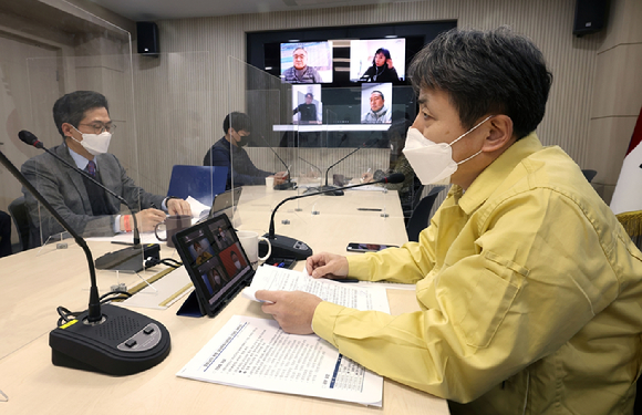 김정배 문화체육관광부 제2차관이 7일 서울 용산구 문체부 스마트워크센터 회의실에서 화상을 통해 실내체육시설업계 협·단체장과 간담회를 갖고 코로나19 관련 세부방역지침을 논의하고 업계 의견을 청취하고 있다. [사진=문화체육관광부]