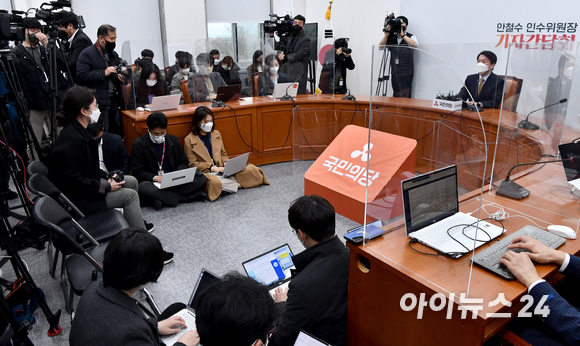 안철수 대통령직인수위원회 위원장이 14일 서울 여의도 국회에서 열린 기자간담회에서 발언을 하고 있다. [사진=김성진 기자]