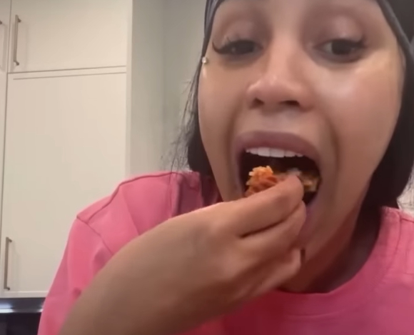 한 해외 팝스타가 고추참치를 밥에 비벼 김에 싸 먹는 영상이 화제다. 사진은 카디비. [사진=X 갈무리 ]