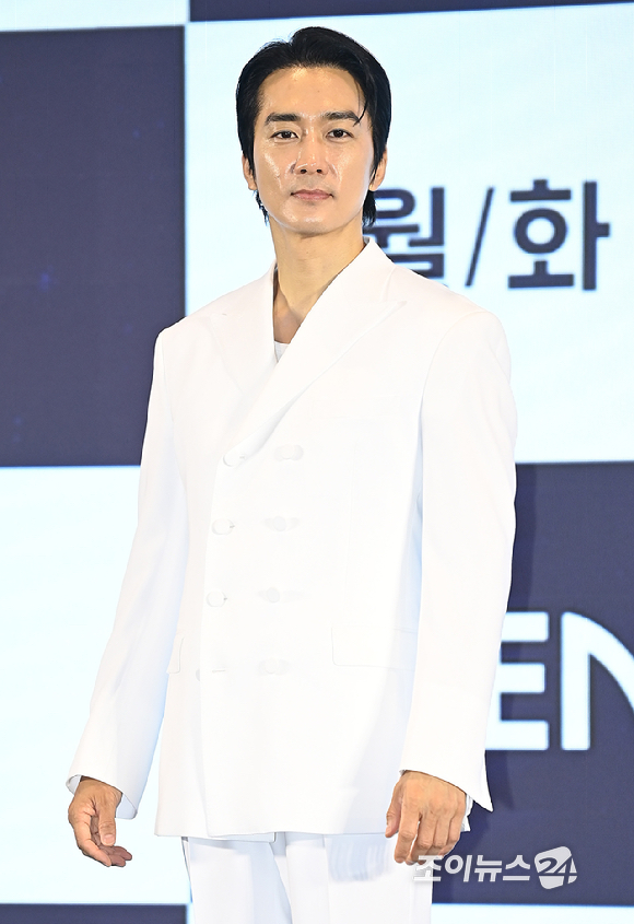 배우 송승헌이 12일 오후 서울 구로구 더 세인트에서 열린 지니 TV '금쪽같은 내 스타' 제작발표회에서 포토타임을 갖고 있다. [사진=곽영래 기자]