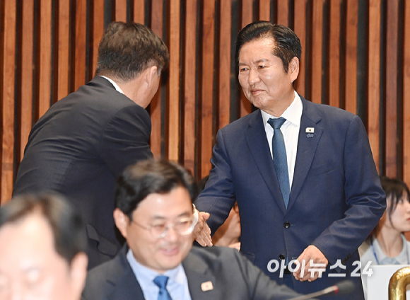 정청래 더불어민주당 전 대표가 29일 서울 여의도 국회에서 의원총회에 참석하고 있다. [사진=곽영래 기자]