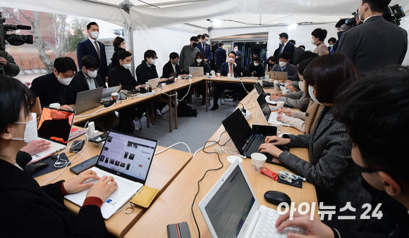 윤석열 대통령 당선인이 24일 서울 종로구 통의동 인수위에 설치된 프레스다방을 방문해 기자들의 질문에 답하고 있다. [사진=국회사진취재단]