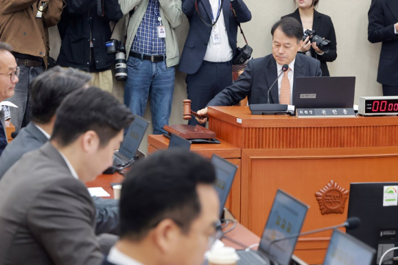국회 정무위원회 전체회의에서 위원장인 윤한홍 국민의힘 의원이 개의를 선언하고 있다 [사진=연합뉴스]
