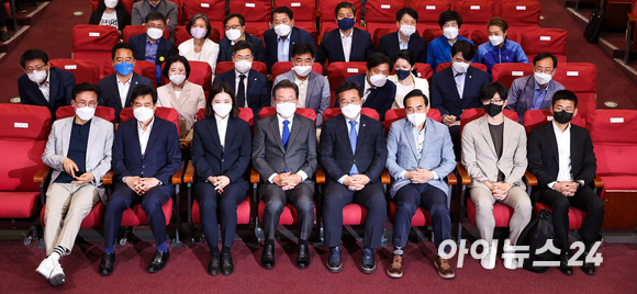 이재명 더불어민주당 인천 계양을 국회의원 후보 겸 총괄선대위원장을 비롯한 당 지도부가 1일 서울 여의도 국회 의원회관 대회의실에 마련된 제8회 전국동시지방선거 개표상황실에서 출구조사 방송을 시청하고 있다. [사진=김성진 기자]