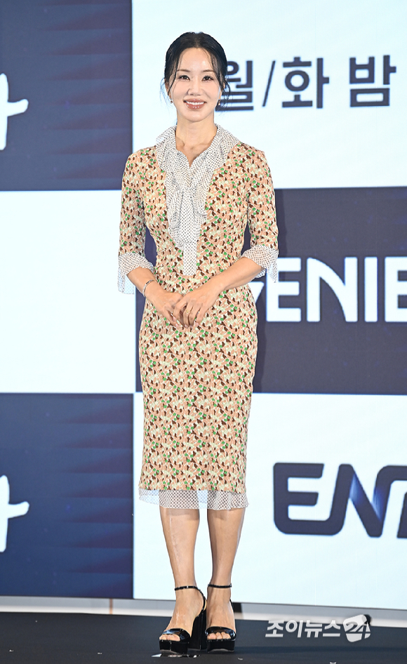 배우 엄정화가 12일 오후 서울 구로구 더 세인트에서 열린 지니 TV '금쪽같은 내 스타' 제작발표회에서 포토타임을 갖고 있다. [사진=곽영래 기자]