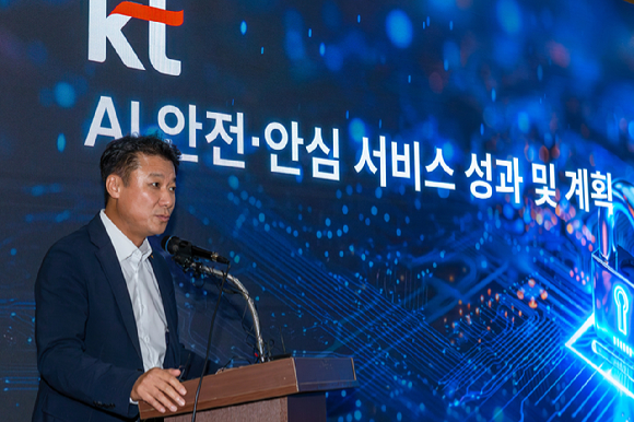 황태선 KT 정보보안실장이 KT 고객 안전·안심 및 정보보호 브리핑에서 'KT 정보보호 현황 및 향후 강화 계획'을 발표하고 있다. [사진=KT]