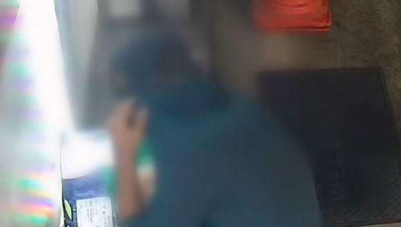 술병 박스로 자신의 얼굴을 가려가면서까지 가게 앞 식재료를 훔친 남성의 모습이 공개됐다. 사진은 B씨가 경기도 안산 한 김밥가게 밖 계란을 훔치는 모습. [사진=JTBC '사건반장' 캡처]