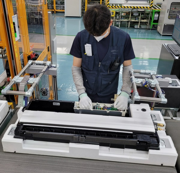 삼성전자 광주사업장 생산라인에서 근로자가 '시스템 에어컨'을 제조하고 있다. [사진=삼성전자]