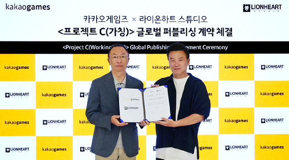 한상우 카카오게임즈 대표(좌측)와 김재영 라이온하트 의장. [사진=카카오게임즈]