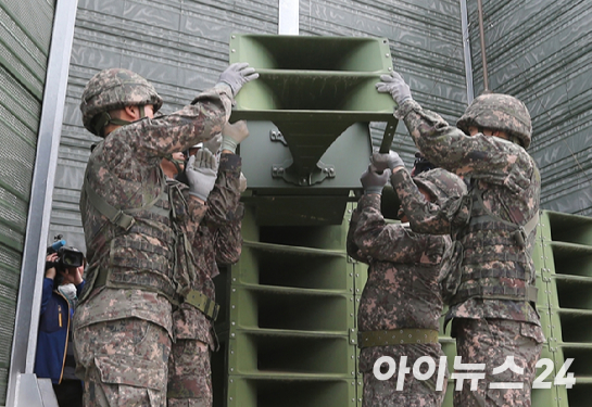 이재명 대통령이 지난 6일 서울 한남동 관저에서 도널드 트럼프 미국 대통령과 전화 통화를 하기 위해 수화기를 들고 있다. [사진=연합뉴스]