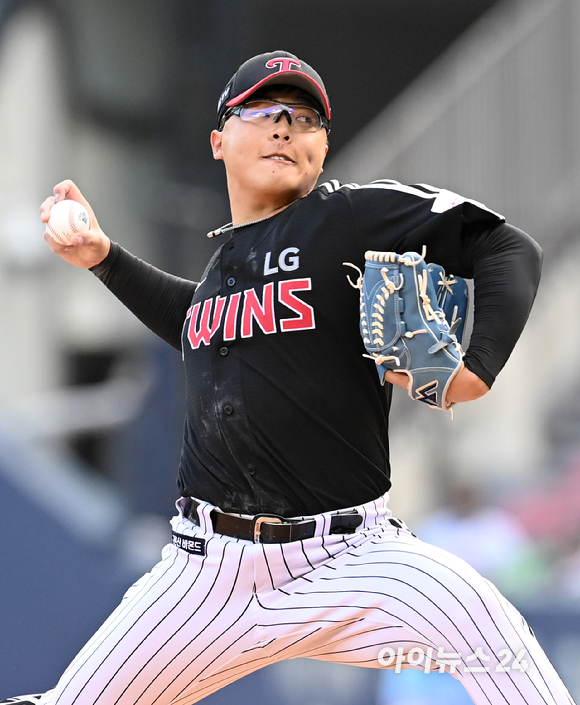 15일 오후 서울 잠실야구장에서 열린 '2022 신한은행 SOL KBO 올스타전' 퓨처스리그 북부리그-남부리그 경기에서 북부 선발 이지강이 역투하고 있다. [사진=김성진 기자]