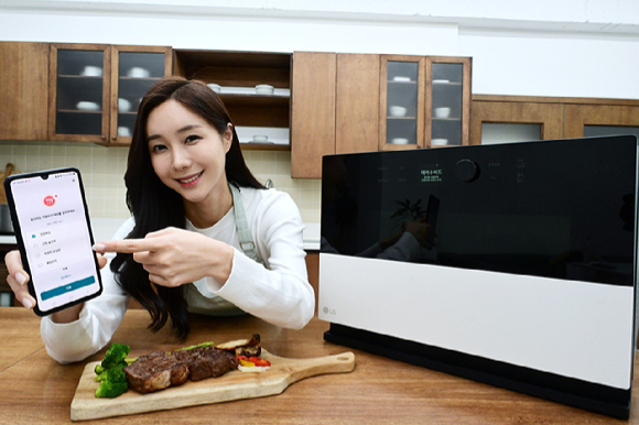 모델이 구매하는 순간부터 사용하는 내내 고객 각자의 취향과 라이프스타일에 맞게 제품과 서비스가 맞춰지는 UP가전 2.0을 적용한 '디오스 오브제컬렉션 광파오븐'을 소개하고 있다. [사진=LG전자]