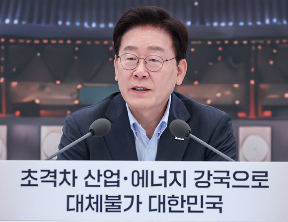 이재명 대통령이 4일 청와대 영빈관에서 열린 산업부&middot;기후부&middot;원안위의 부처 업무보고에서 발언하고 있다. 2026.8.4 [청와대통신사진기자단] [사진=연합뉴스]