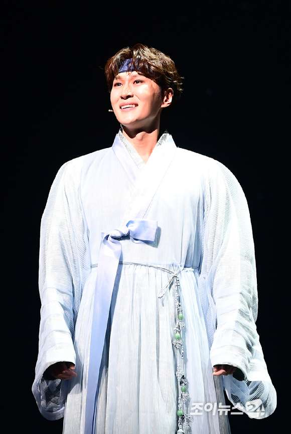 [포토] &apos;한복 입은 남자&apos; 박은태, 장영실의 감미로운 미성