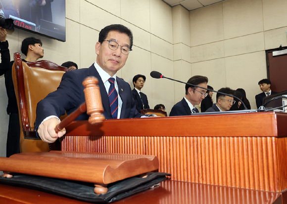 국회 행정안전위원회 신정훈 위원장이 26일 국회에서 열린 행안위 전체 회의에서 5월 1일 노동절을 법정 공휴일로 지정하는 공휴일에 관한 법률 일부개정안을 의결하고 있다. 2026.3.26 [사진=연합뉴스]