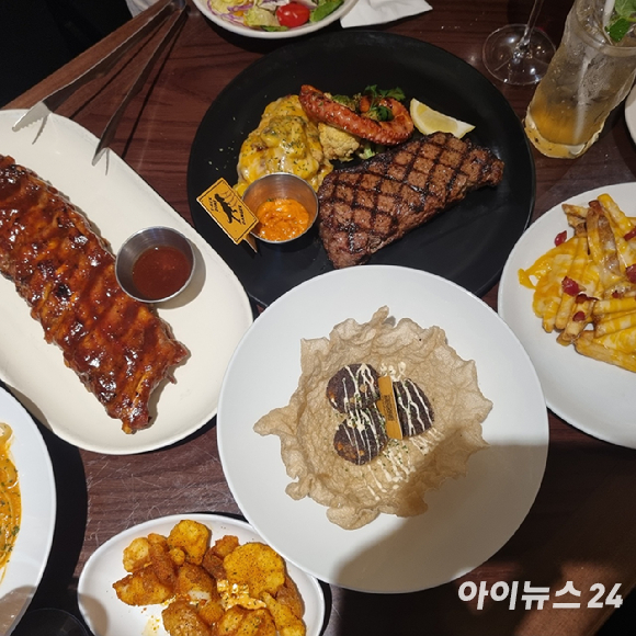 서울 광화문 인근 아웃백 스테이크 하우스 매장 입구가 쥬라기월드 콘셉트로 꾸며졌다. [사진=전다윗 기자]