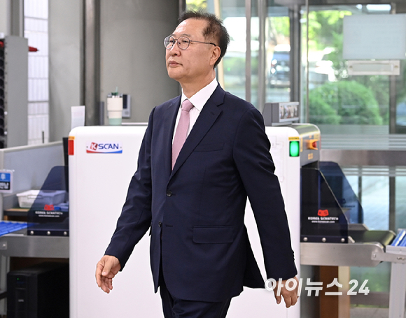 내란 중요임무 종사자 등 계엄 가담 의혹을 받는 박성재 전 법무부 장관이 27일 오전 서울 서초구 서울중앙지방법원에서 열린 공판에 출석하고 있다. [사진=곽영래 기자]