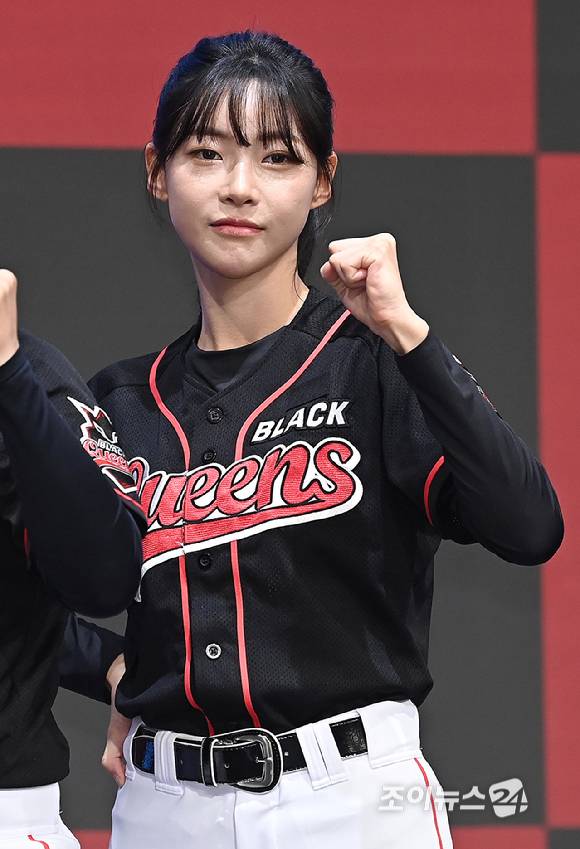 육상선수 김민지가 25일 서울 구로구 더 세인트 신도림에서 열린 채널A 야구여왕' 제작발표회에서 포즈를 취하고 있다. [사진=곽영래 기자]