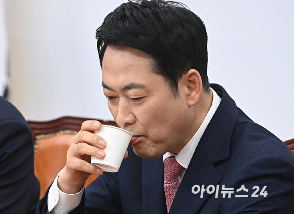 장동혁 국민의힘 대표가 16일 서울 여의도 국회에서 열린 최고위원회의에서 물을 마시고 있다. [사진=곽영래 기자]