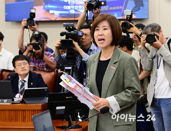 18일 서울 여의도 국회 보건복지위원회에서 열린 정은경 보건복지부 장관 후보자 인사청문회에서 김미애 국민의힘 간사가 정 후보자 배우자의 주식 투자 의혹 자료 제출과 관련해 항의하고 있다. [사진=정소희 기자]
