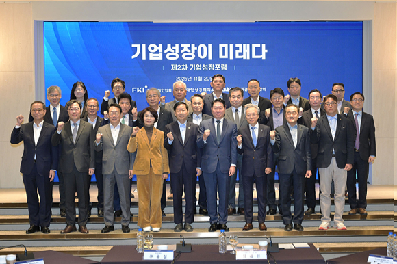 정철 한경협 연구총괄대표를 비롯한 주요 내빈들이 20일 여의도 CCMM빌딩에서 열린 '제2차 기업성장포럼'에 참석해 기념촬영을 하고 있다. 한국경제인협회가 대한상공회의소, 한국중견기업연합회와 공동으로 개최한 이번 포럼에서는 경제계, 정부, 국회, 학계 인사가 함께 모여 ‘성장지향형 기업생태계 구축을 위한 혁신 전략’을 논의했다. 첫번째 줄 왼쪽 3번째부터 김도읍 국민의힘 정책위의장, 한정애 더불어민주당 정책위의장, 구윤철 경제부총리 겸 기획재정부 장관, 최태원 대한상의 회장, 최진식 중견련 회장, 정철 한경협 연구총괄대표. [사진=한국경제인협회]