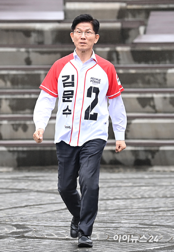 국민의힘 김문수 대선 후보가 15일 오전 서울 구로구 신도림역을 찾아 출근길 유세를 위해 역 입구로 향하고 있다. [사진=곽영래 기자]