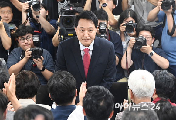 국민의힘 오세훈 서울시장 후보가 제9회 전국동시지방선거일 다음날인 4일 서울 종로구 대왕빌딩에 마련된 선거사무소에서 입장을 밝힌 뒤 지지자들에게 인사하고 있다. [사진=곽영래 기자]