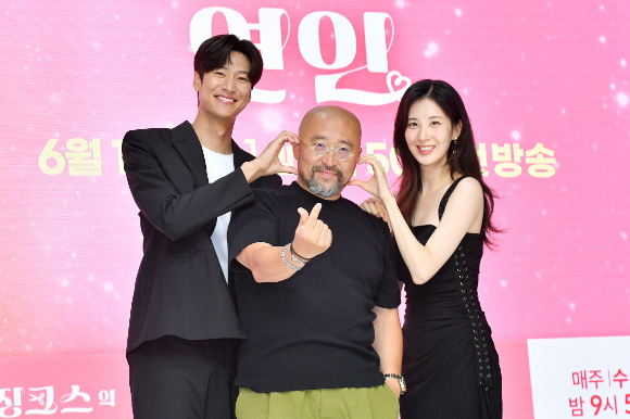 배우 나인우, 윤상호 PD, 배우 서현이 15일 온라인으로 진행된 KBS 2TV 새 수목드라마 '징크스의 연인' 제작발표회에 참석해 포즈를 취하고 있다. [사진=KBS]