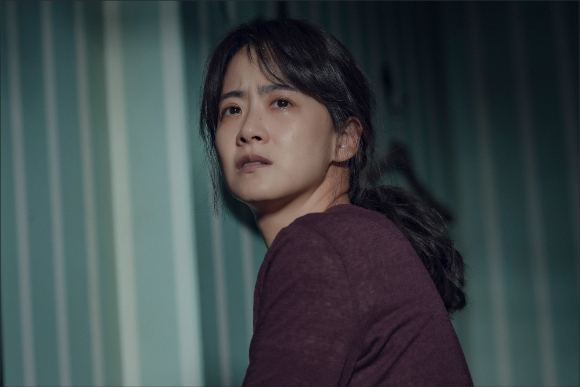 배우 류현경이 넷플릭스 시리즈 '아무도 없는 숲속에서'에서 열연하고 있다. [사진=넷플릭스]