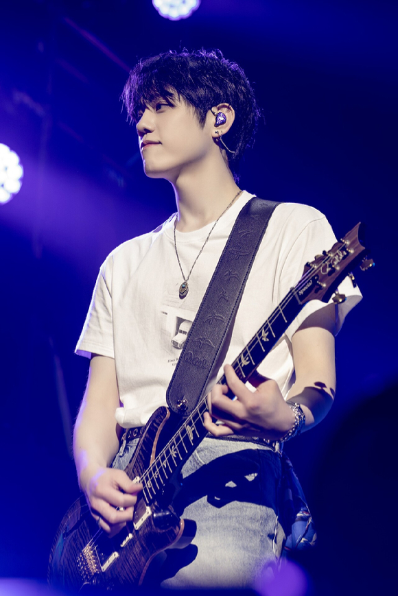 밴드 엔플라잉 이승협이 첫 전국투어 2026 N.Flying LIVE '&CON5 : into REM'(2026 엔플라잉 라이브 '엔콘5 : 인투 렘') 부산 공연에서 멋진 무대를 선사하고 있다. [사진=FNC엔터테인먼트]