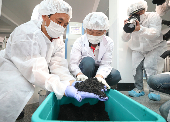 서울시가 정수 과정에 필요한 '입상활성탄'을 전량 중국에서 수입하고 있는 것으로 확인돼 대체재 사용 등 대안이 필요하다는 지적이 서울시의회에서 제기됐다. 사진은 지난 2020년 서울 성동구 뚝도아리수정수센터 입상활성탄 흡착지에서 관계자들이 채취한 시료를 들어 보이고 있는 모습. [사진=뉴시스]