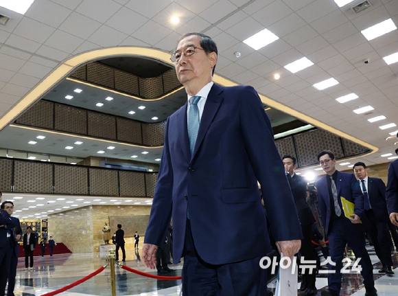 한덕수 대통령 권한대행 국무총리가 24일 서울 여의도 국회 본회의에서 추가경정예산안 시정연설을 하기 위해 입장하고 있다. [사진=곽영래 기자]